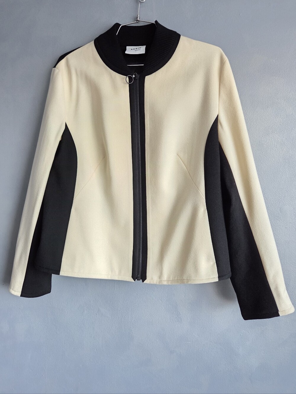 AKRIS PUNTO WOOL CREAM BLACK BOMBER ZIPPER FRONT SHORT JACKET US SIZE 10, 46 IT